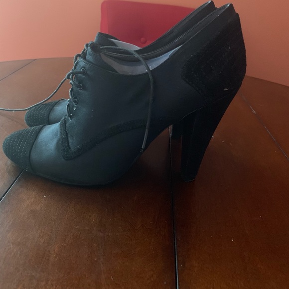 Shoes - Picture 2 of 4